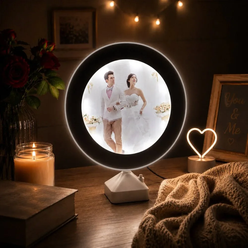 Oglinda Magica aprinsa intr-un decor cald, cu o poza de cuplu