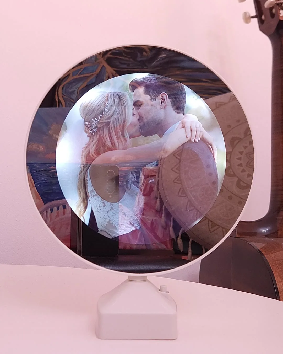 Oglinda personalizata cu poza de cuplu la nunta, aprinsa cu lumina LED calda