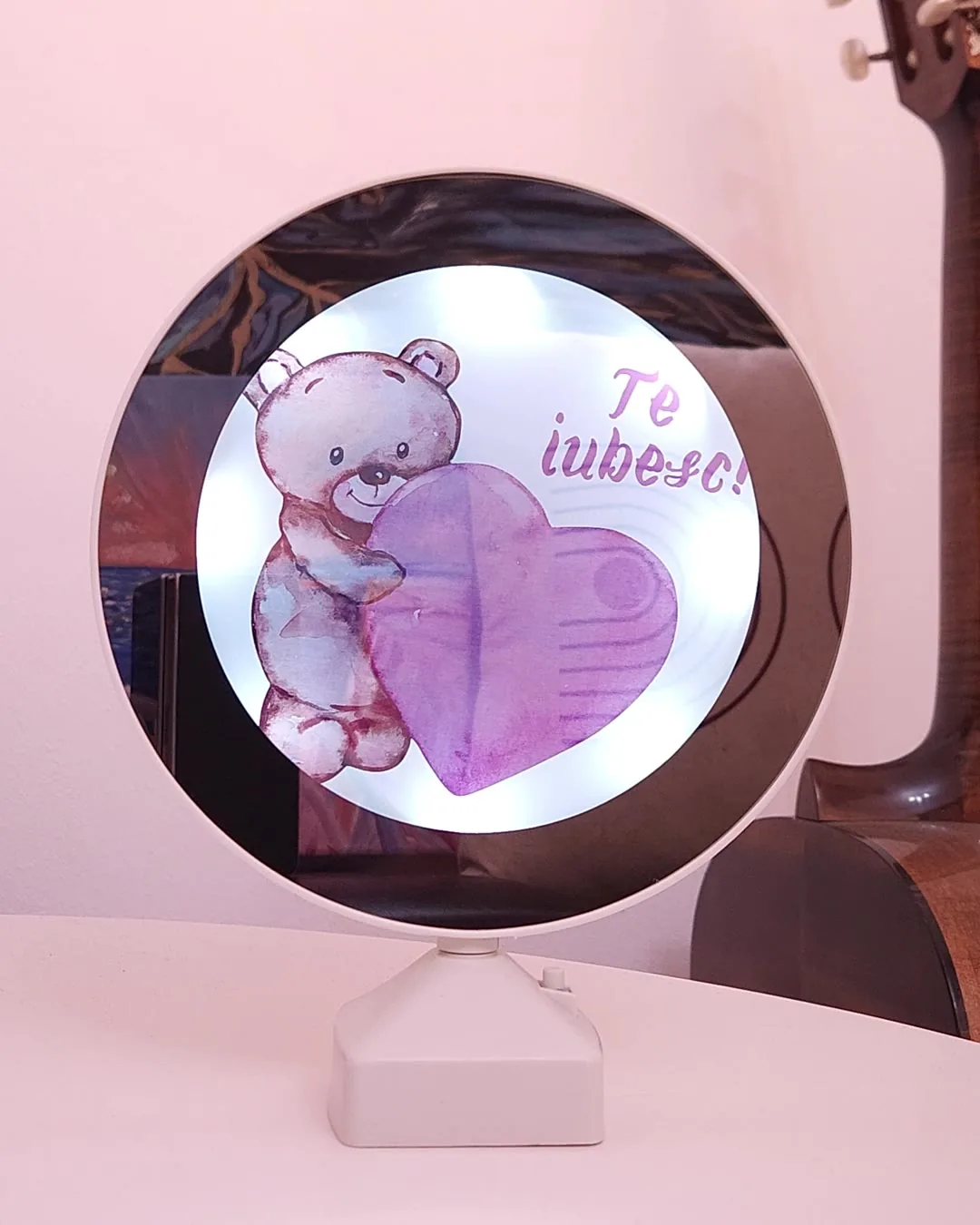 Oglinda personalizata cu mesaj romantic Te iubesc, aprinsa cu lumina LED calda
